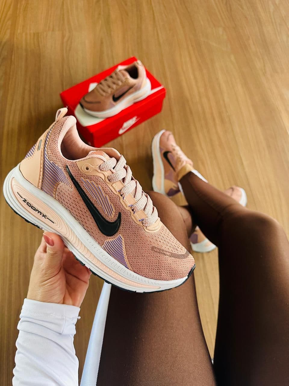 Nike Vomero 18 Nude e Preto — foto principal