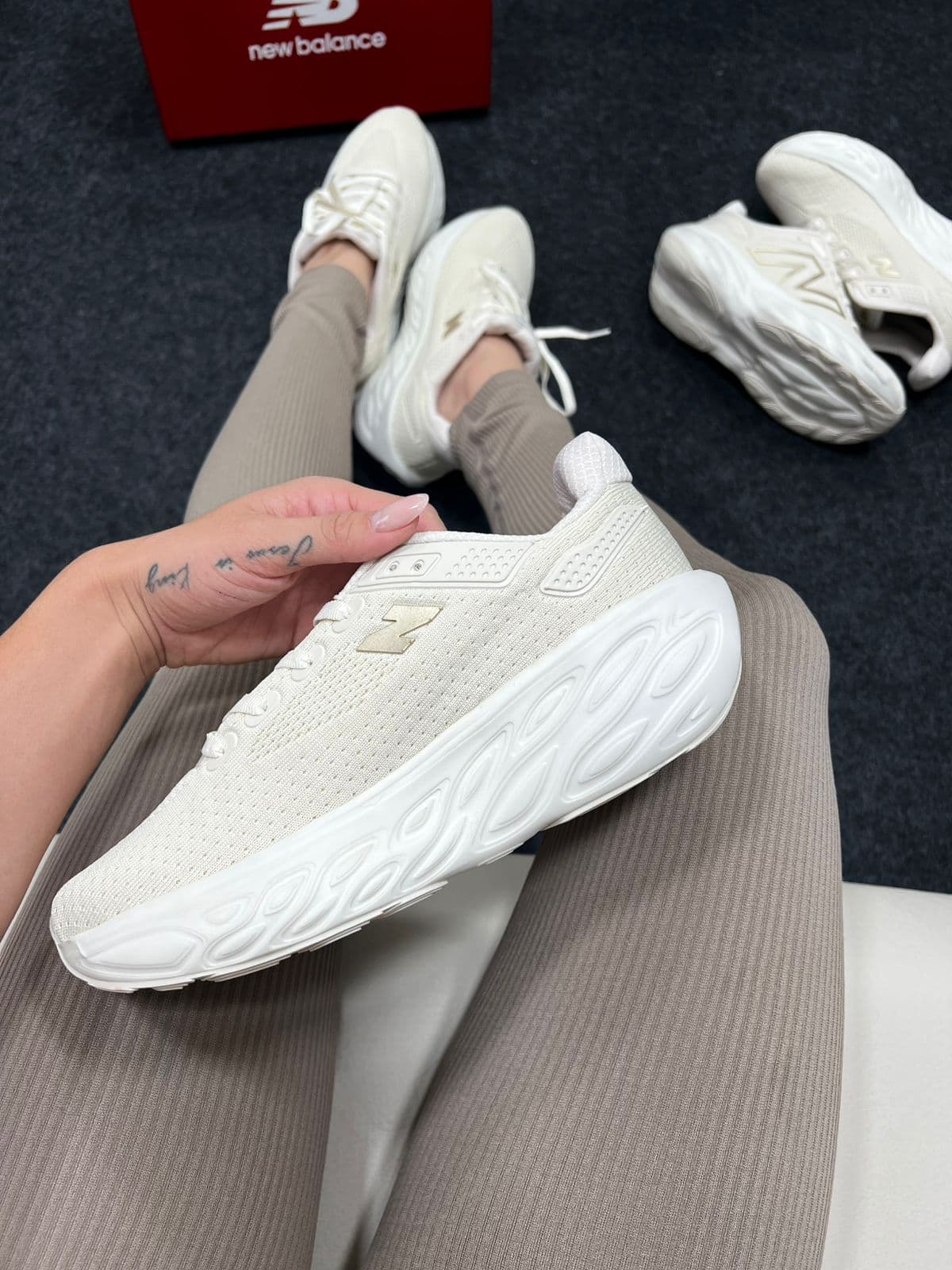 New Balance 1080 Off Dourado — foto principal