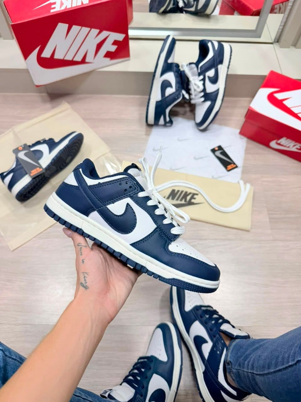 Nike SB Dunk Low Marinho e Branco — foto principal