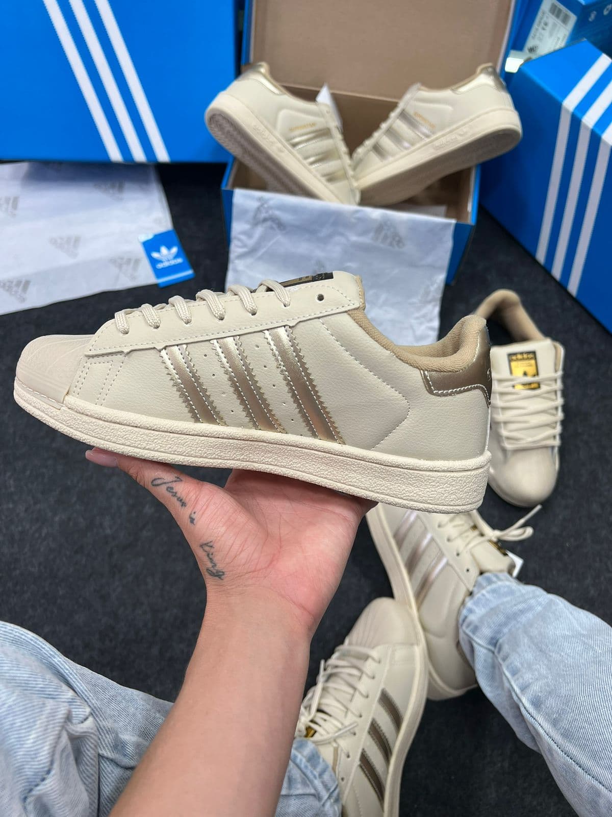 Adidas Superstar Premium Bege Dourado — foto principal