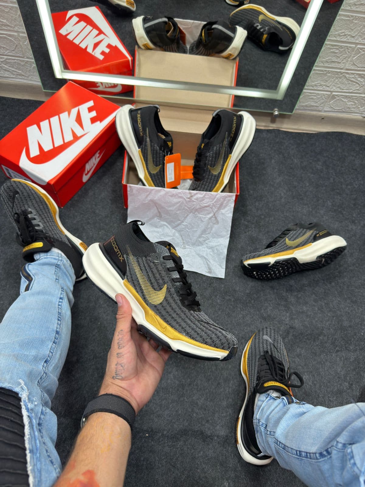 Nike Air Zoom X Invincible Run 3 Preto e Dourado — foto principal