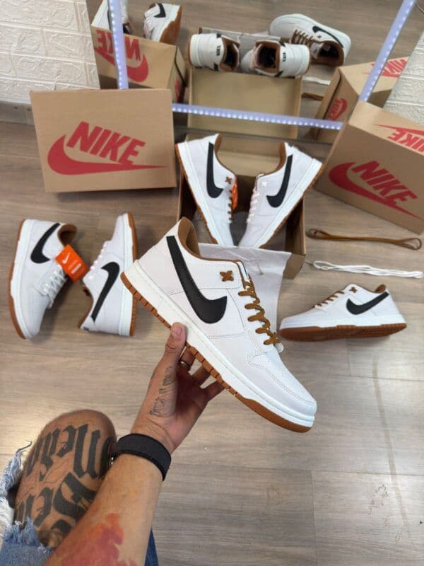 Nike SB Dunk Low Pro Branco Preto Caramelo — foto principal