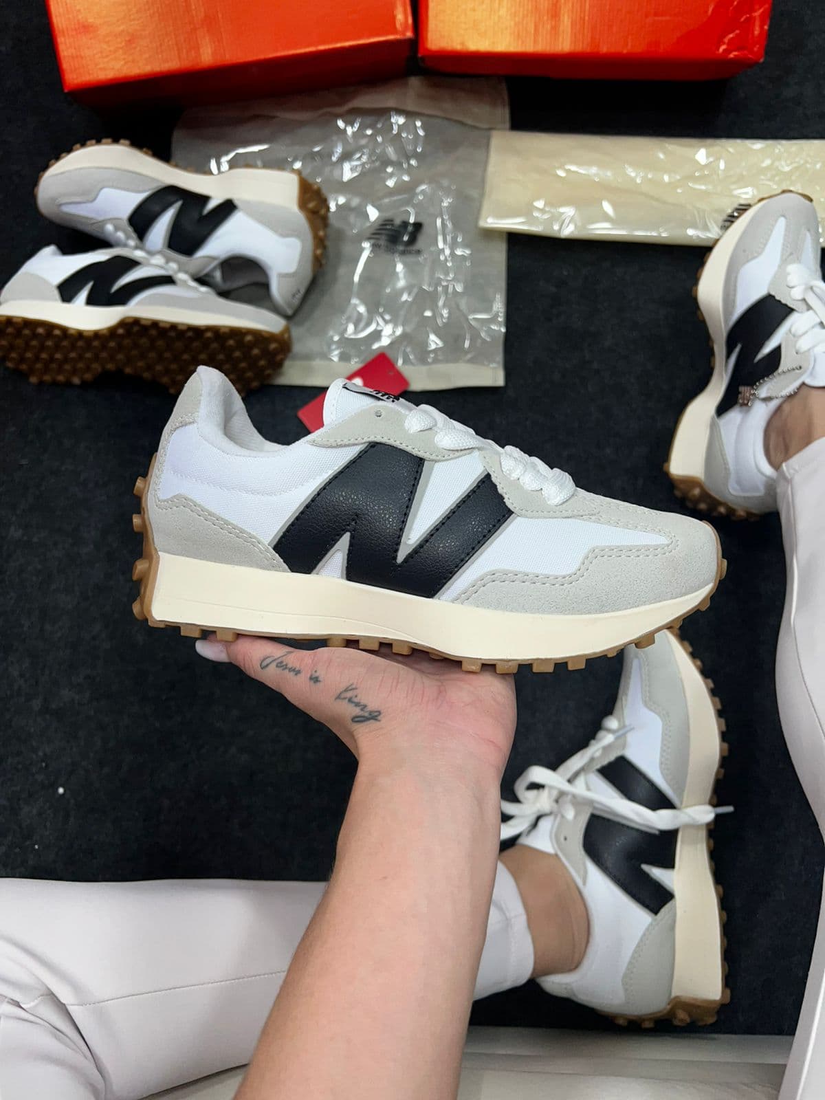New Balance 327 Branco e Preto Feminino — foto principal