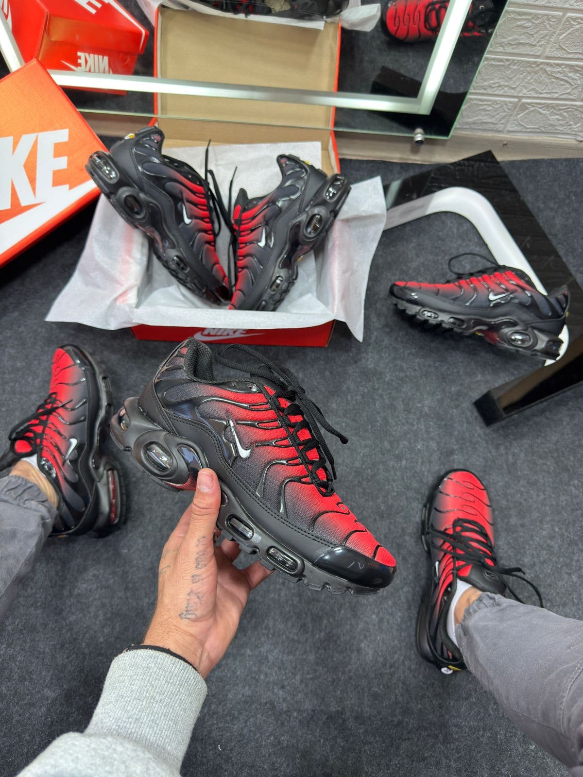 Nike Air Max TN Plus Preto e Vermelho — foto principal